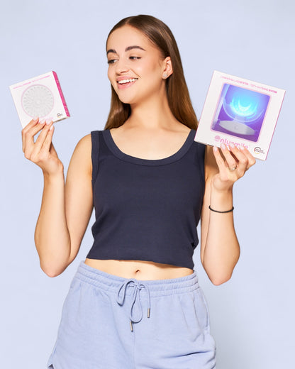 Junge Frau hält das OnlySmile Zahnaufhellungssystem in der einen Hand und das Zahnaufhellungspulver in der anderen
