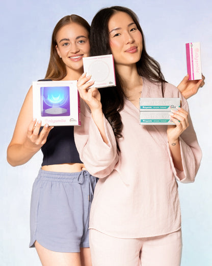 Zwei Frauen präsentieren ein Zahnaufhellungs-Set, Zahnaufhellungspulver, ein Whitening-Gel und zwei Zahnpasten von OnlySmile