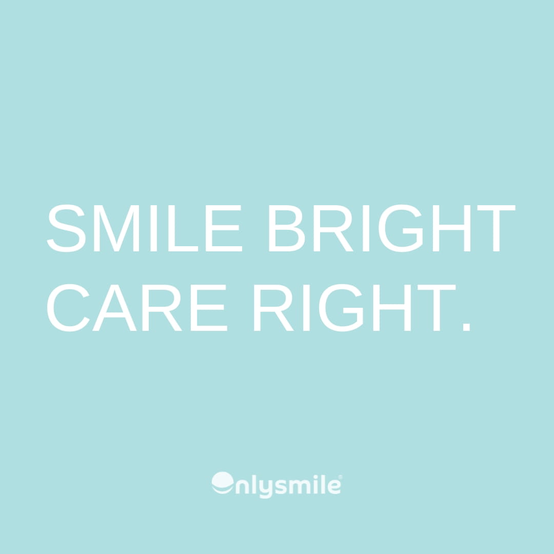 Grafik mit dem Schriftzug „Smile bright. Care right.“ und OnlySmile Logo auf helltürkisem Hintergrund.