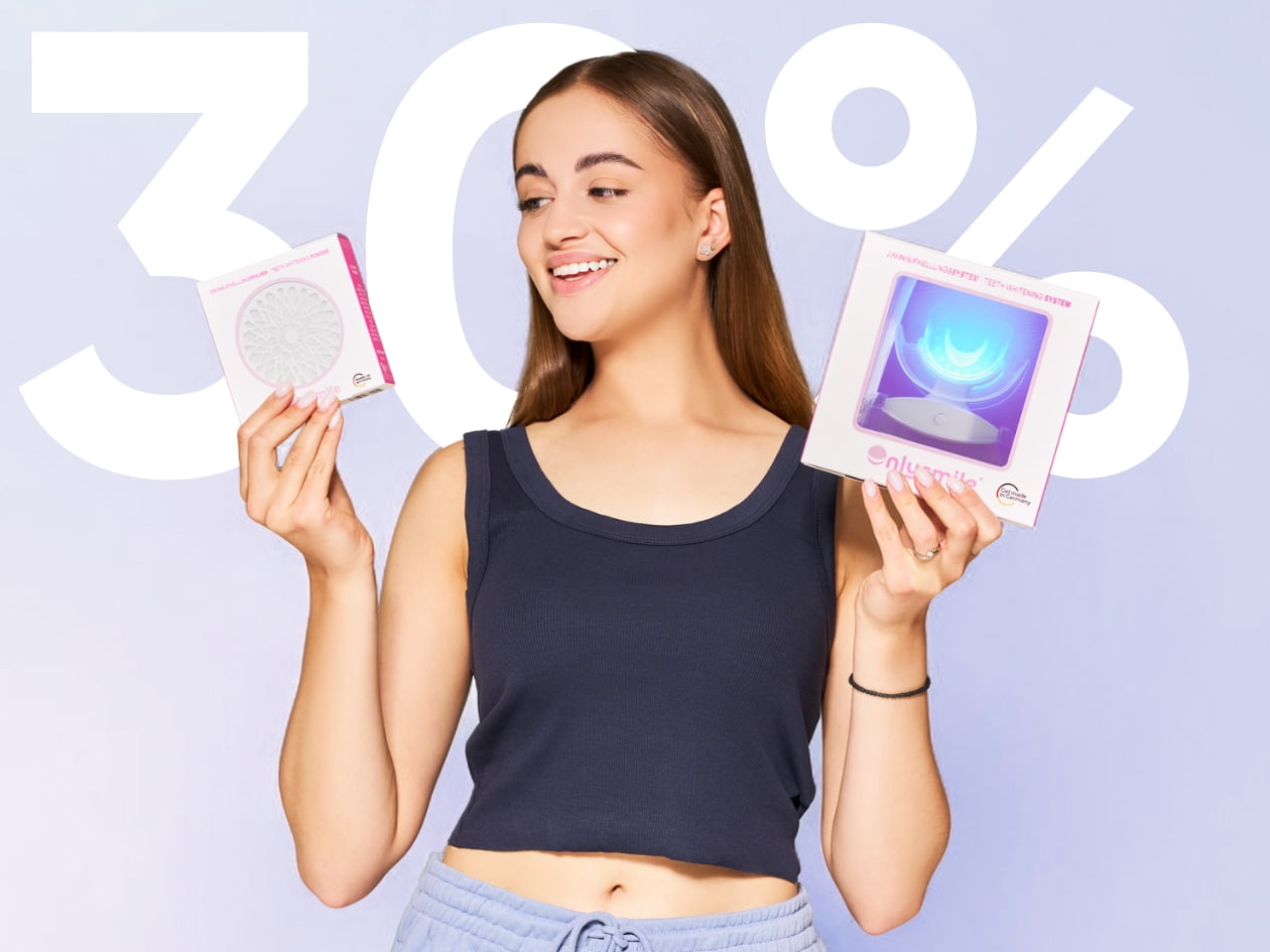 Frau hält OnlySmile Zahnaufhellungsset mit LED-Lampe und Zahnaufhellungspulver