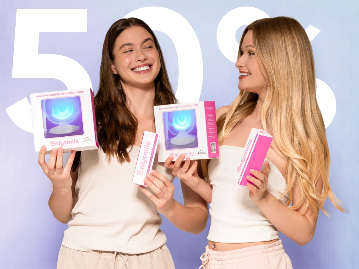 Zwei Frauen halten OnlySmile Zahnaufhellungssets und Zahnaufhellungsgel