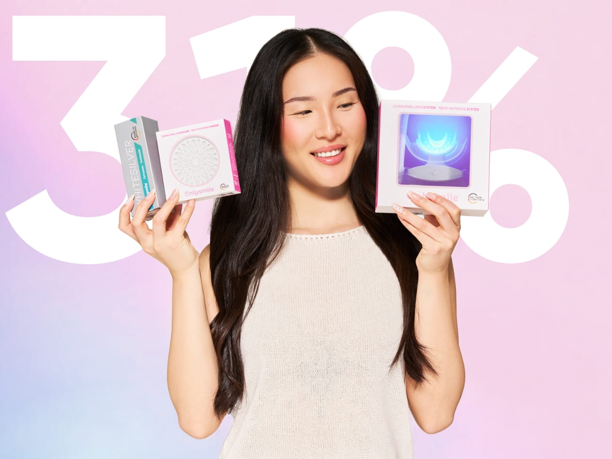 Frau hält OnlySmile Zahnaufhellungsset, Pulver und Whitesilver Zahnpasta