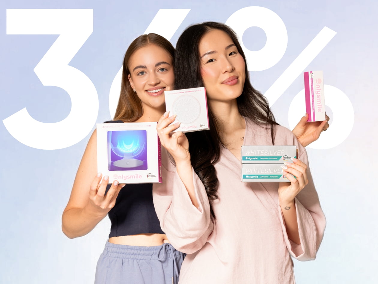 Zwei Frauen halten OnlySmile Zahnaufhellungs Bundles mit Set, Gel, Pulver und Whitesilver Zahnpasta