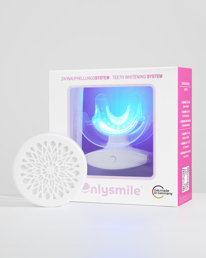 OnlySmile Zahnaufhellungssystem in Verpackung und eine Dose Zahnaufhellungspulver – minimalistische Produktaufnahme